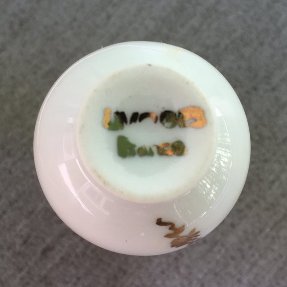 VINTAGE FRAGONARD LIMOGES COURTING COUPLE PILL BOX AND A MINIATURE VASE - Picture 12 of 13